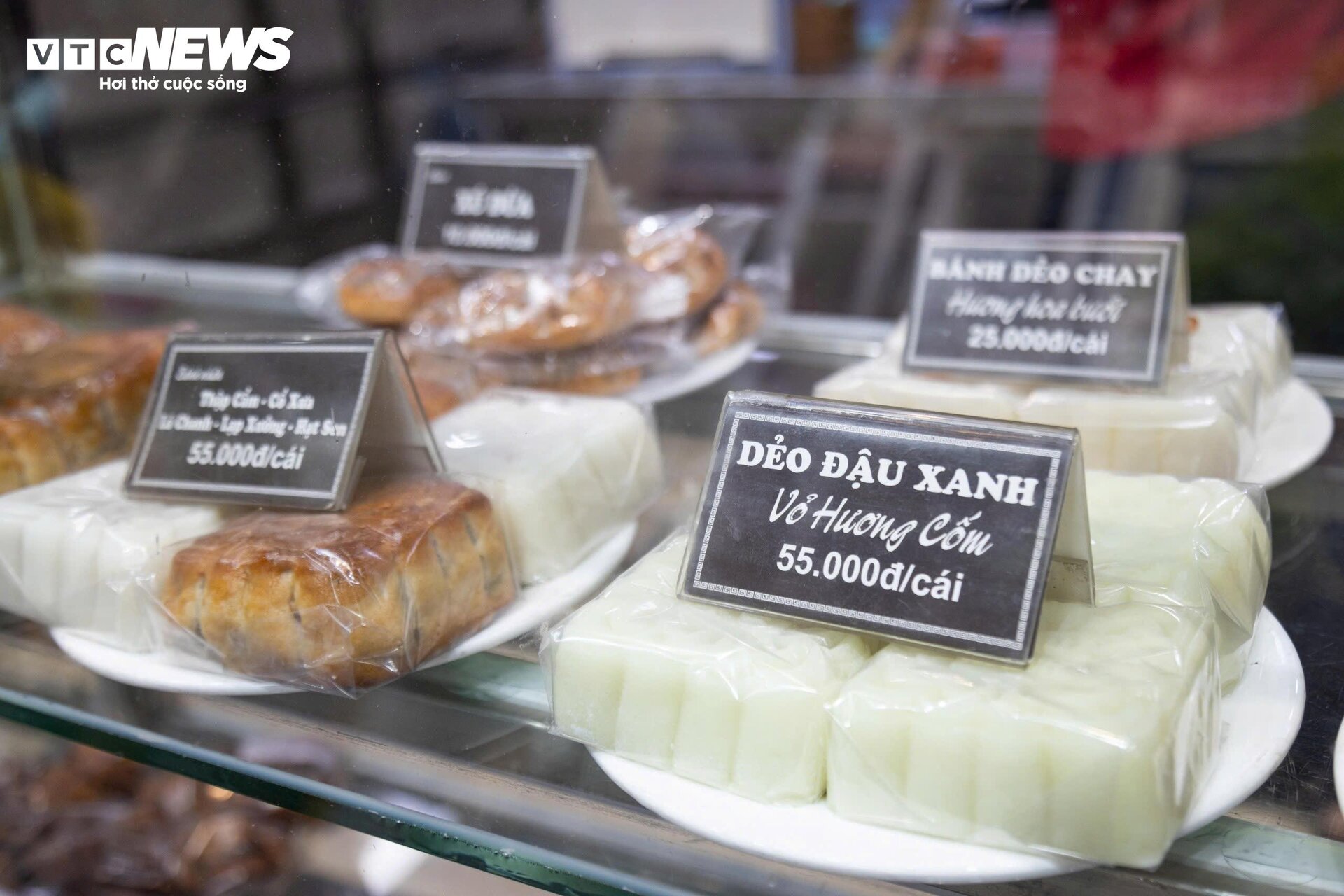 Khách nườm nượp xếp hàng chờ mua bánh trung thu truyền thống ở Hà Nội - Ảnh 12