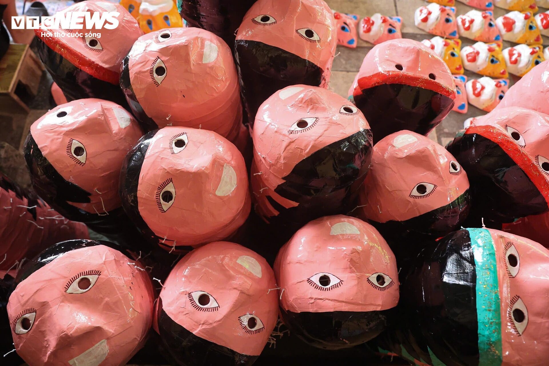 Tất bật sản xuất hàng nghìn mặt nạ giấy bồi cho Tết Trung thu - Ảnh 12