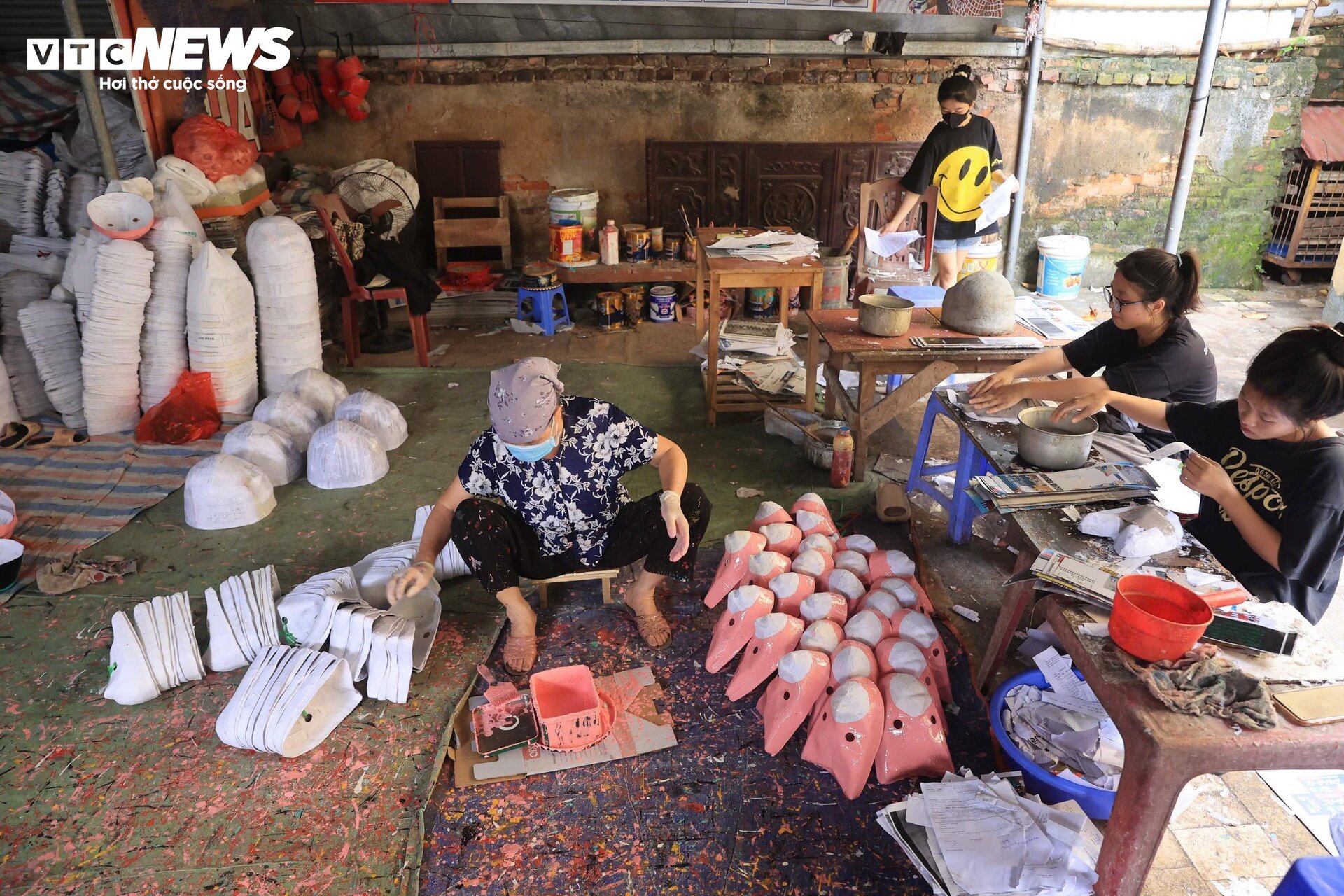Tất bật sản xuất hàng nghìn mặt nạ giấy bồi cho Tết Trung thu - Ảnh 1