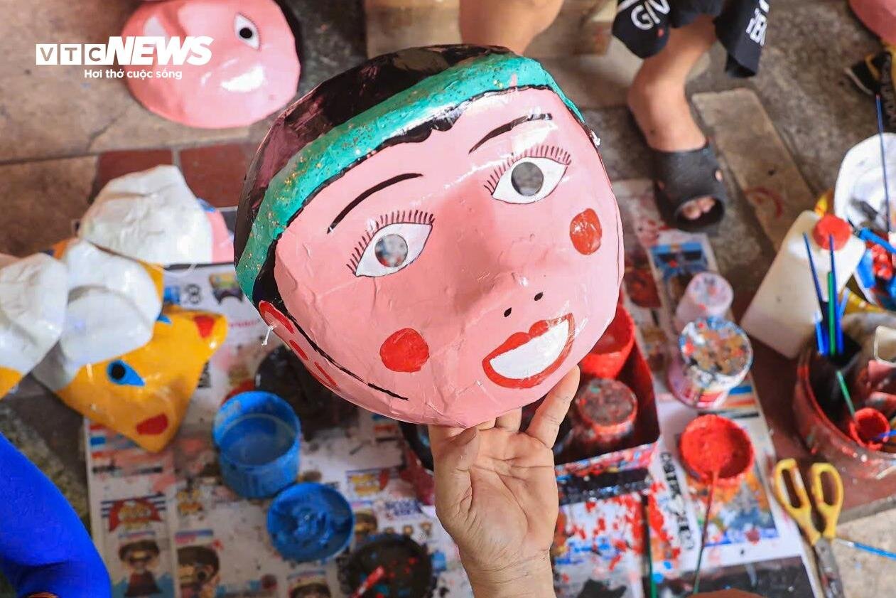 Tất bật sản xuất hàng nghìn mặt nạ giấy bồi cho Tết Trung thu - Ảnh 13