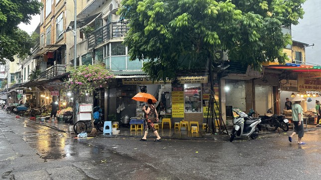 Chợ nhà giàu phố cổ ế khách, bất ngờ giá thực phẩm trong siêu bão - Ảnh 1