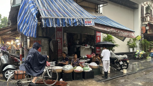 Chợ nhà giàu phố cổ ế khách, bất ngờ giá thực phẩm trong siêu bão - Ảnh 6