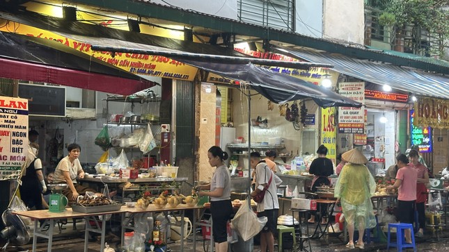 Chợ nhà giàu phố cổ ế khách, bất ngờ giá thực phẩm trong siêu bão - Ảnh 2