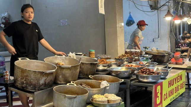 Chợ nhà giàu phố cổ ế khách, bất ngờ giá thực phẩm trong siêu bão - Ảnh 3