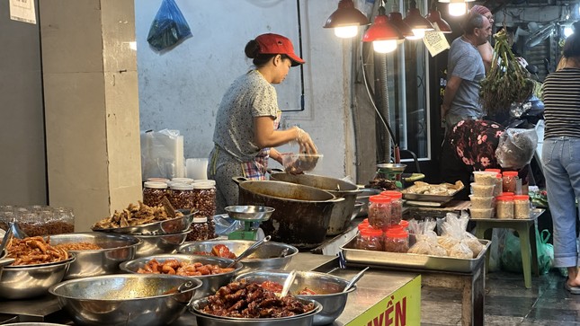 Chợ nhà giàu phố cổ ế khách, bất ngờ giá thực phẩm trong siêu bão - Ảnh 10