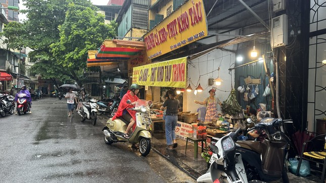 Chợ nhà giàu phố cổ ế khách, bất ngờ giá thực phẩm trong siêu bão - Ảnh 8