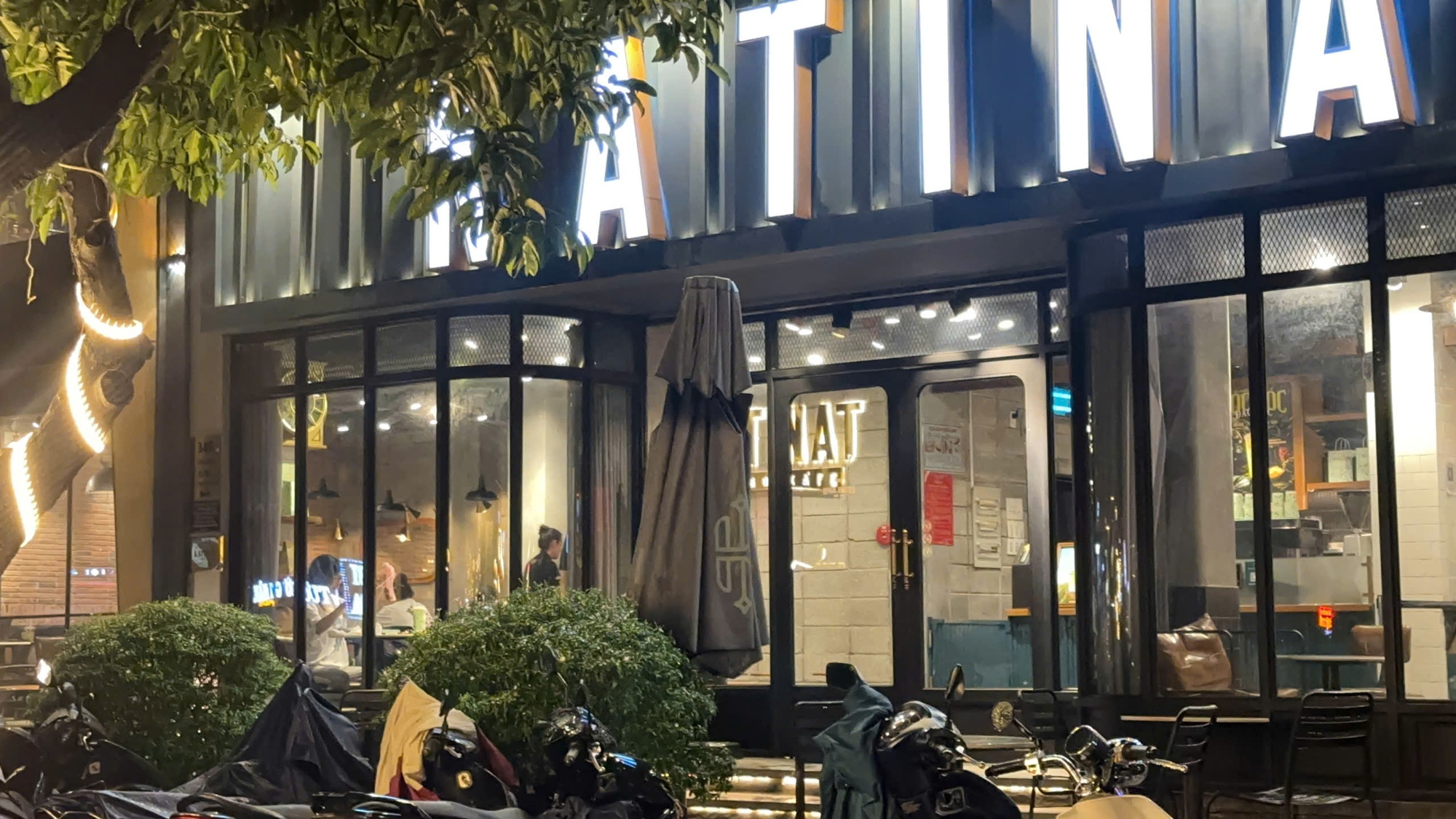 Chi nhánh của KATINAT Sài Gòn thưa thớt khách sau chuyện trích 1.000 đồng/1 ly nước, đến cửa hàng có vị trí đắc địa nhất cũng cực vắng khách - Ảnh 4