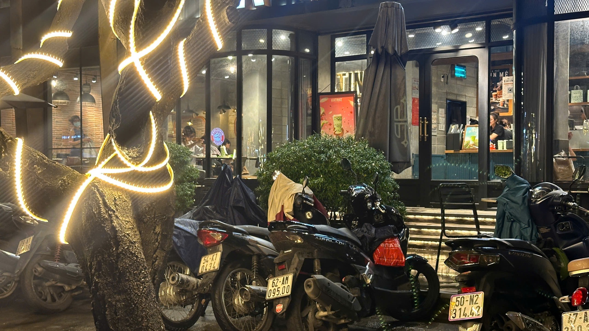 Chi nhánh của KATINAT Sài Gòn thưa thớt khách sau chuyện trích 1.000 đồng/1 ly nước, đến cửa hàng có vị trí đắc địa nhất cũng cực vắng khách - Ảnh 6