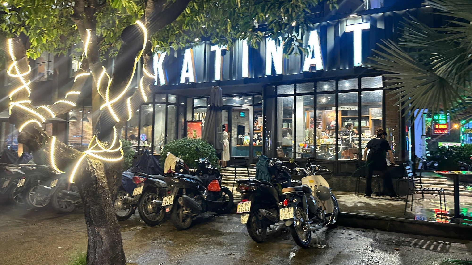 Chi nhánh của KATINAT Sài Gòn thưa thớt khách sau chuyện trích 1.000 đồng/1 ly nước, đến cửa hàng có vị trí đắc địa nhất cũng cực vắng khách - Ảnh 5