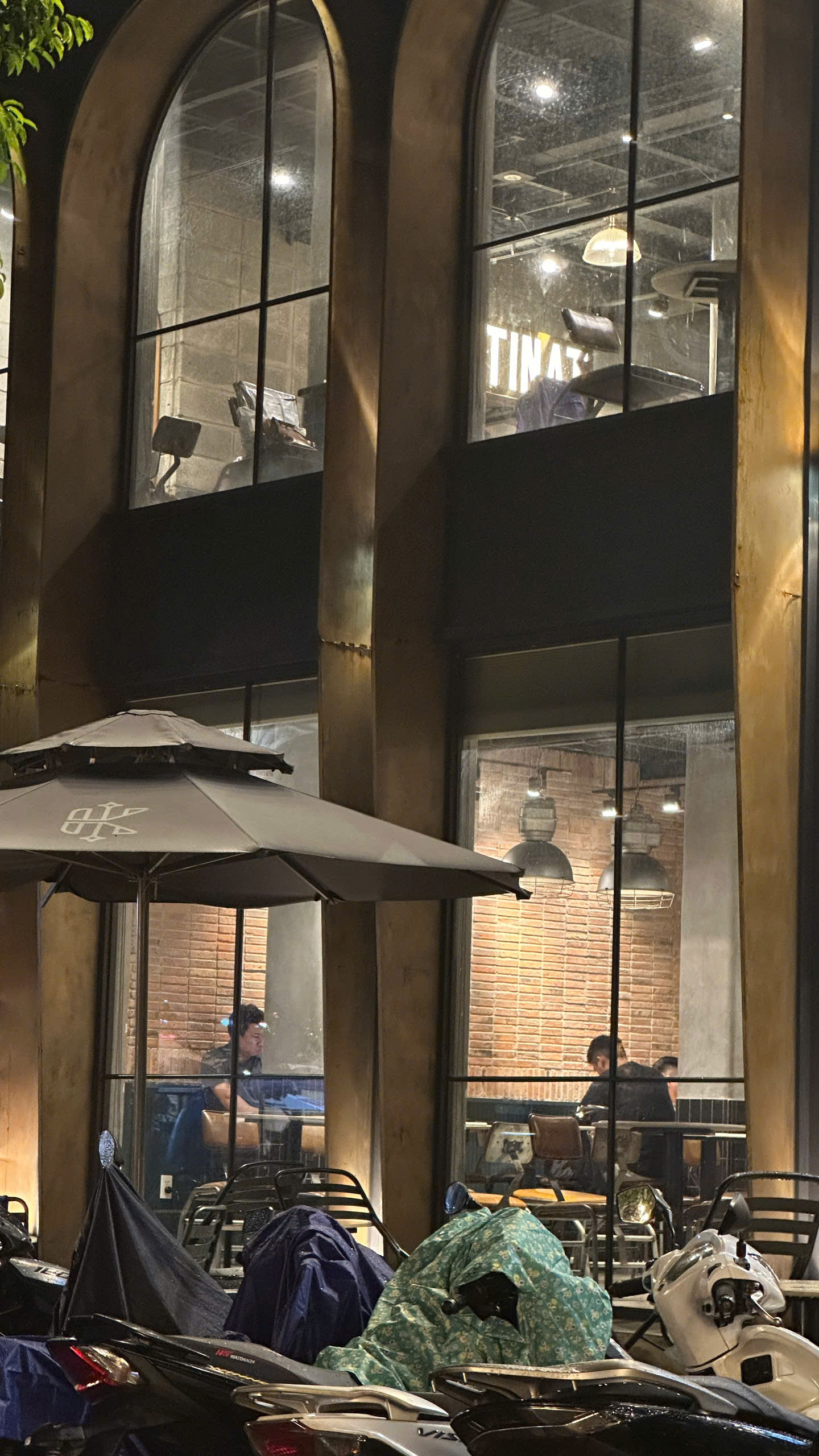 Chi nhánh của KATINAT Sài Gòn thưa thớt khách sau chuyện trích 1.000 đồng/1 ly nước, đến cửa hàng có vị trí đắc địa nhất cũng cực vắng khách - Ảnh 7