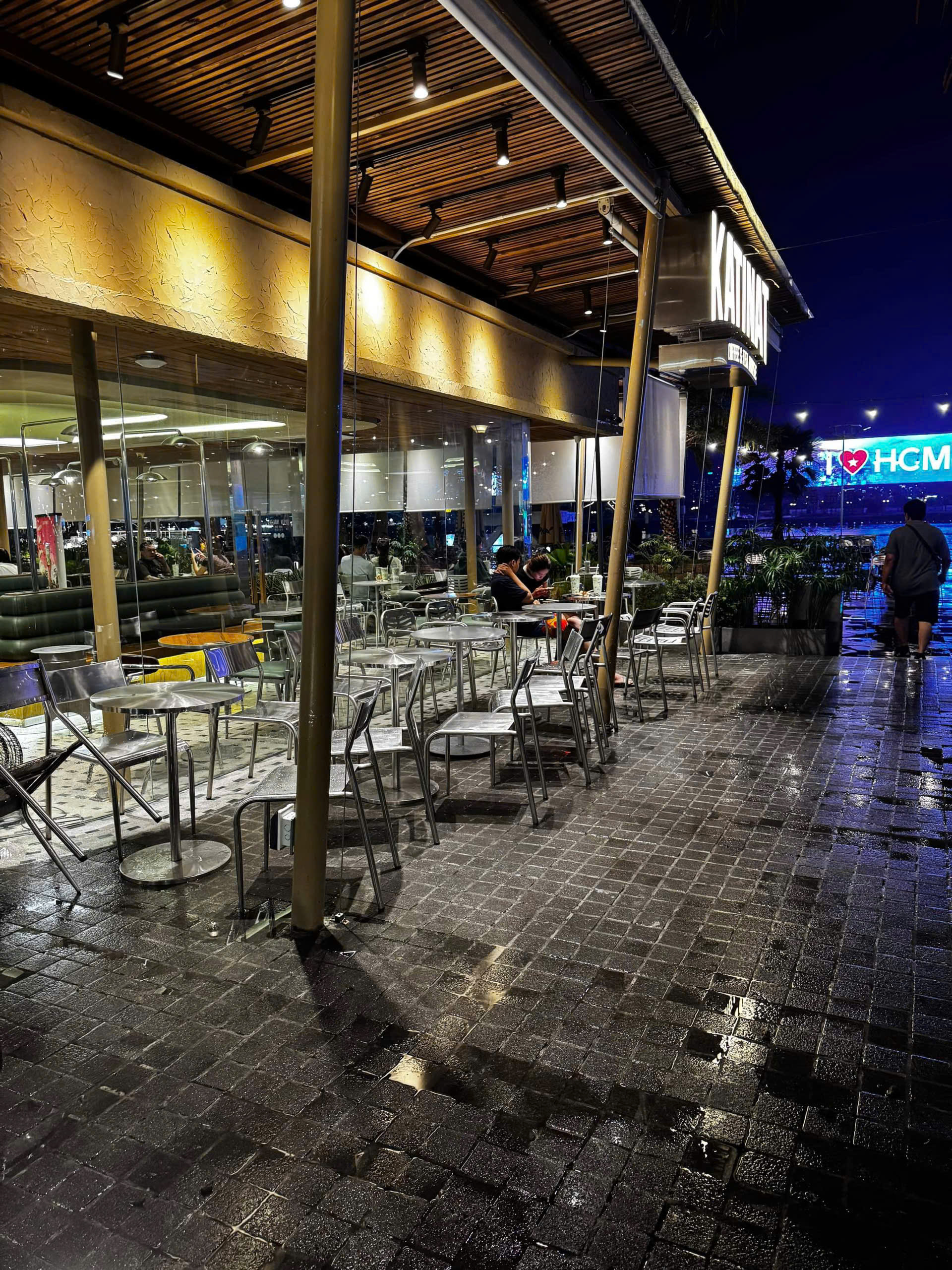 Chi nhánh của KATINAT Sài Gòn thưa thớt khách sau chuyện trích 1.000 đồng/1 ly nước, đến cửa hàng có vị trí đắc địa nhất cũng cực vắng khách - Ảnh 15