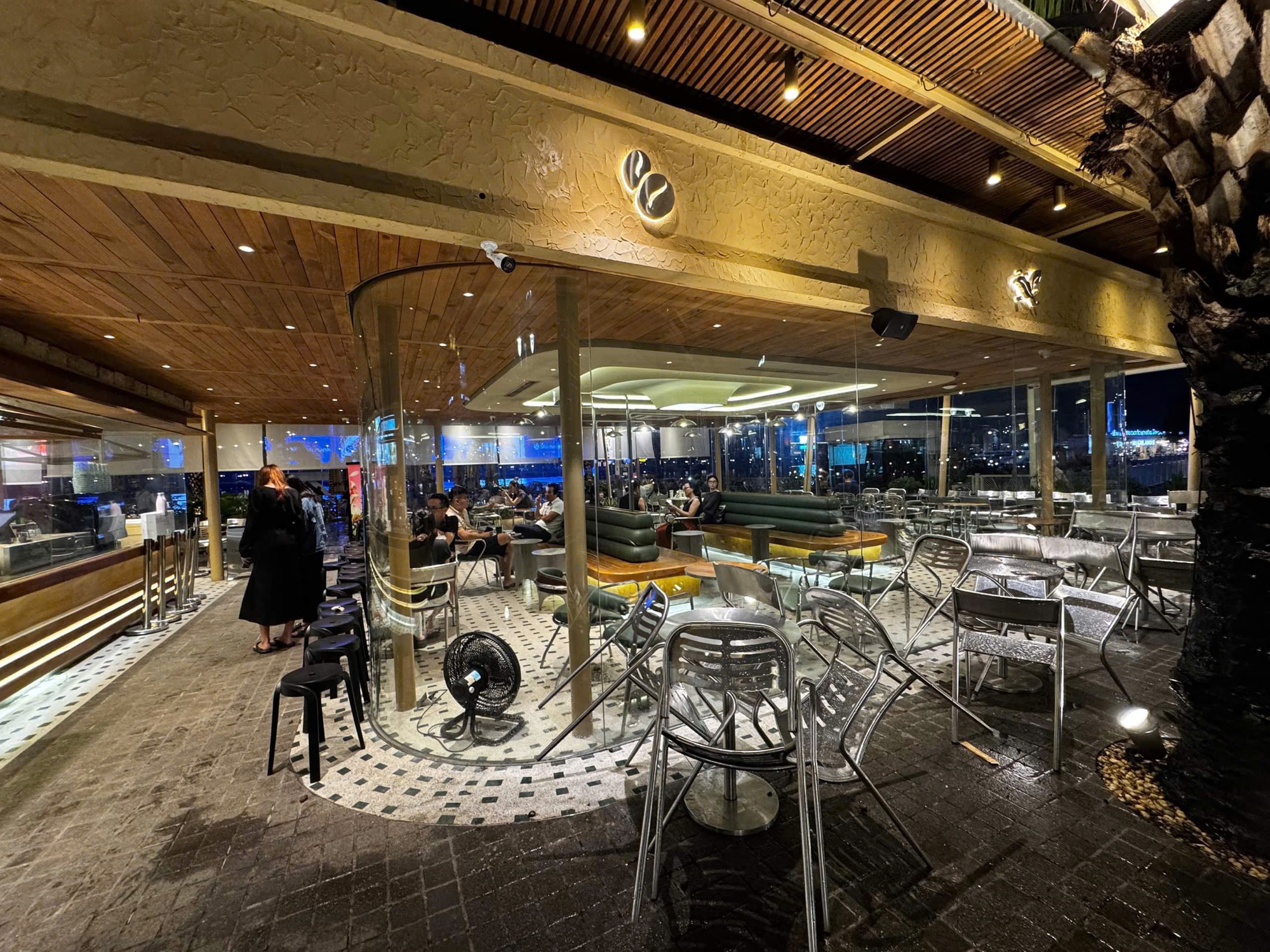 Chi nhánh của KATINAT Sài Gòn thưa thớt khách sau chuyện trích 1.000 đồng/1 ly nước, đến cửa hàng có vị trí đắc địa nhất cũng cực vắng khách - Ảnh 13