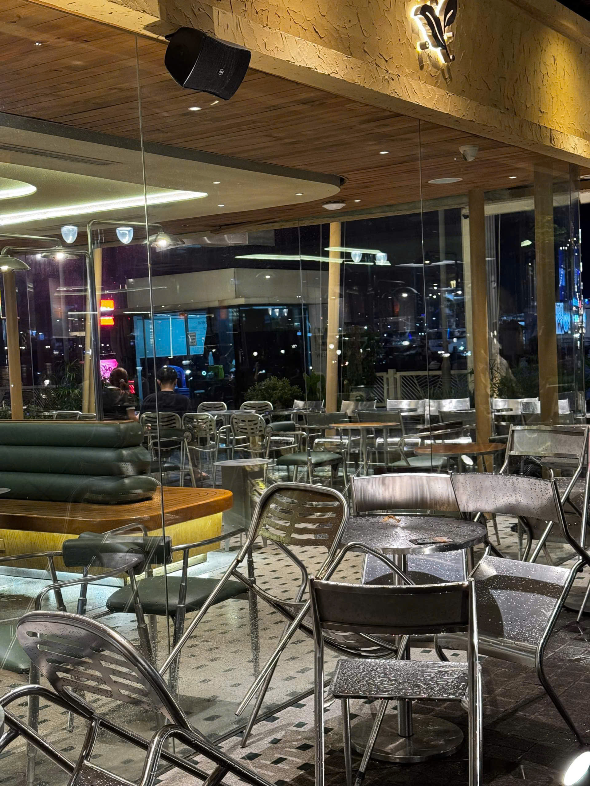 Chi nhánh của KATINAT Sài Gòn thưa thớt khách sau chuyện trích 1.000 đồng/1 ly nước, đến cửa hàng có vị trí đắc địa nhất cũng cực vắng khách - Ảnh 16