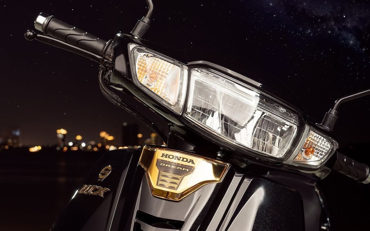 Honda Dream bản mới vừa về đại lý Việt: Chạy 50km/lít xăng, ánh vàng sang trọng, công nghệ hoài cổ - Ảnh 1