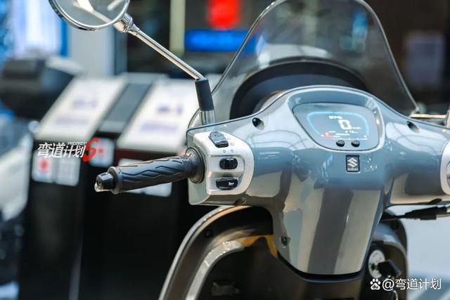 Tân binh của Suzuki: Đẹp ngang Vespa mà giá chỉ bằng một nửa, 'ăn' ít xăng hơn xe ga tiết kiệm nhất VN - Ảnh 5