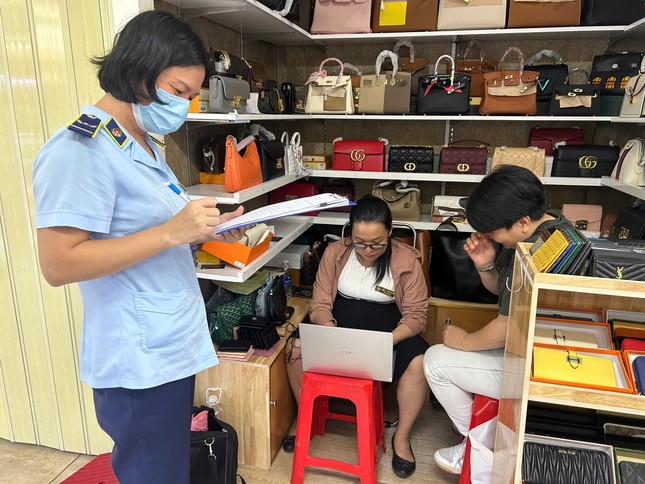 Quản lý thị trường: Kinh doanh hàng nhái 'siêu lợi nhuận' - Ảnh 1