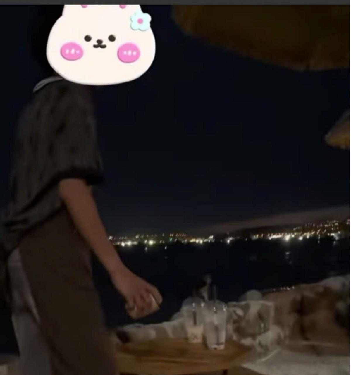 Nhân viên ném ly nhựa xuống biển, chủ quán ở Bình Thuận bị phạt 1,5 triệu - Ảnh 1