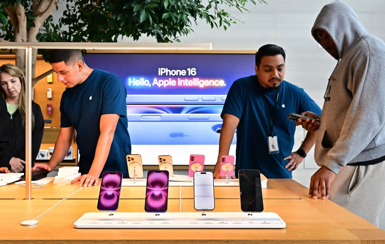 Apple và cú lừa AI: Điện thoại iPhone chưa đủ sức đem lại trải nghiệm AI hoàn hảo, tốn tiền và quá phụ thuộc vào phần cứng thay vì bản miễn phí như Facebook - Ảnh 1