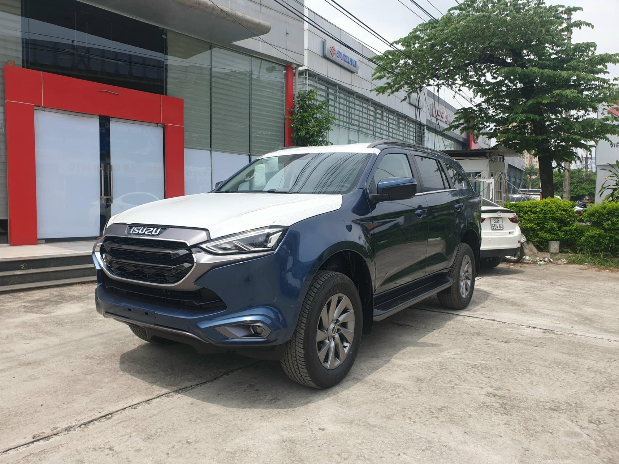 Isuzu mu-X giảm tới 215 triệu tại đại lý: Giá khởi điểm từ 810 triệu đồng, SUV hạng D nhưng rẻ ngang CX-5, Territory - Ảnh 4