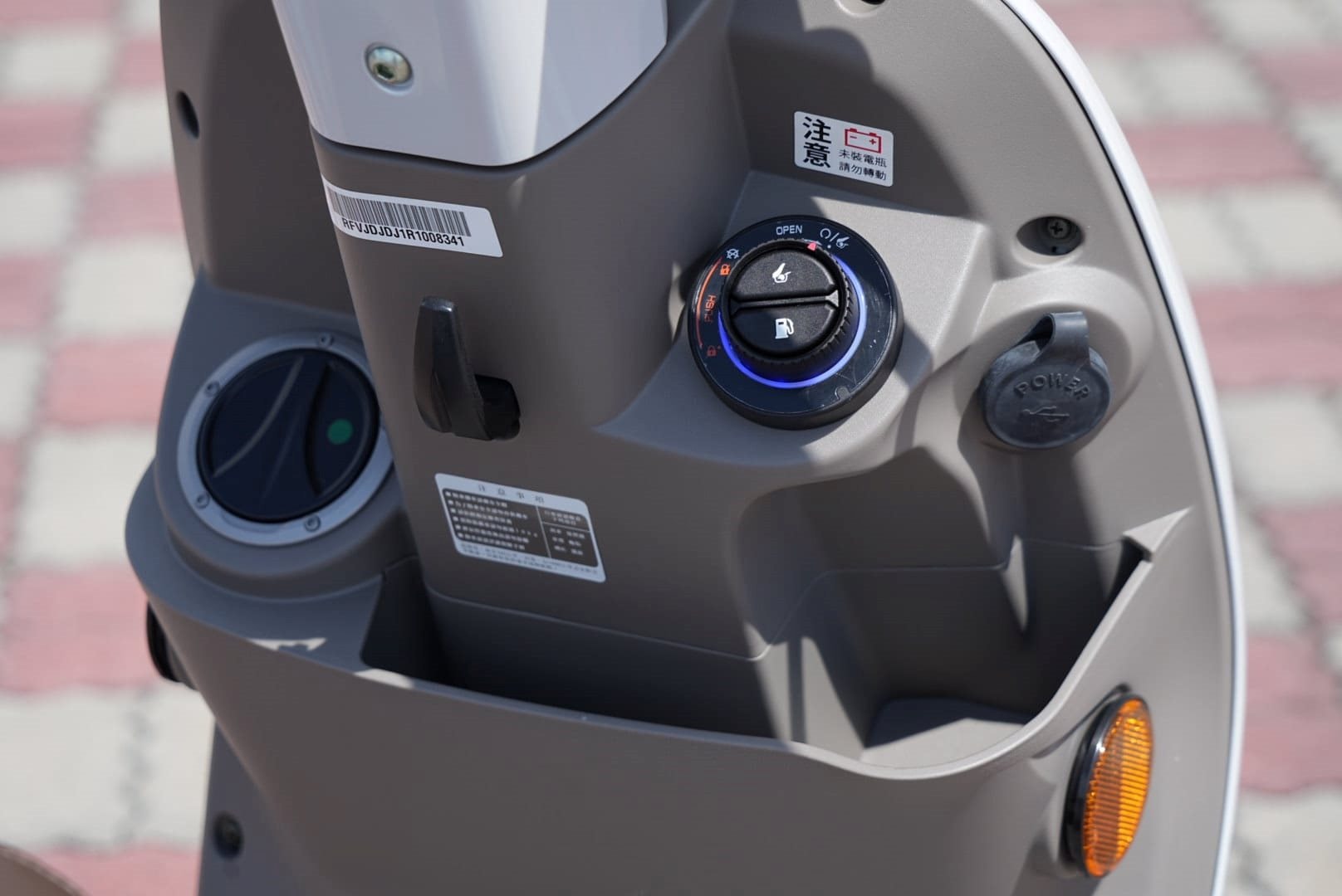 Chi tiết xe ga 125cc thiết kế đẹp như Vespa: Trang bị phanh ABS và TCS, giá hấp dẫn - Ảnh 4