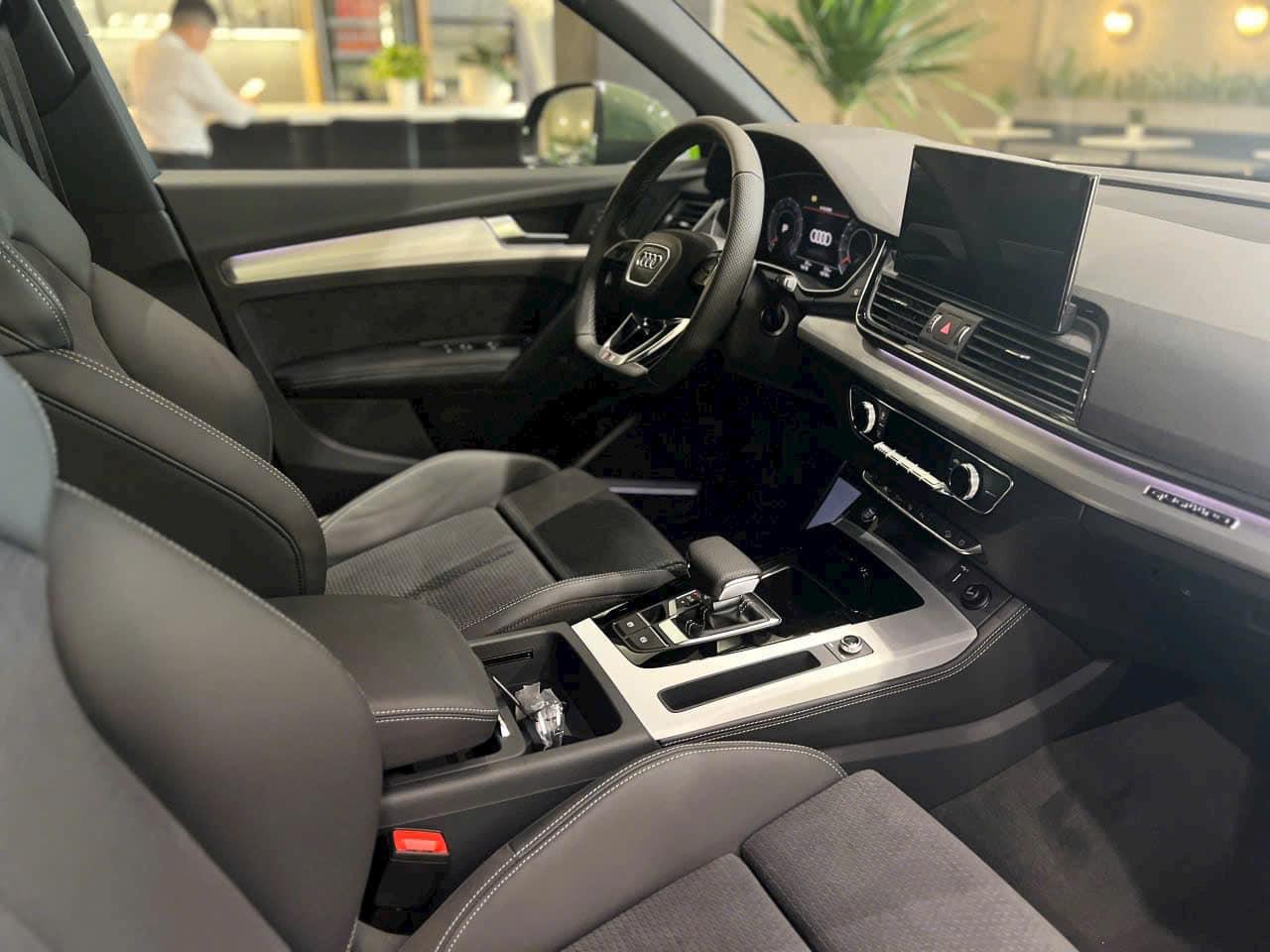 Audi Q5 Sportback về đại lý: Bản Black Edition, màu giống A8L, giá 2,49 tỷ đồng, rẻ cả trăm triệu so với X4 và GLC 300 Coupe - Ảnh 5