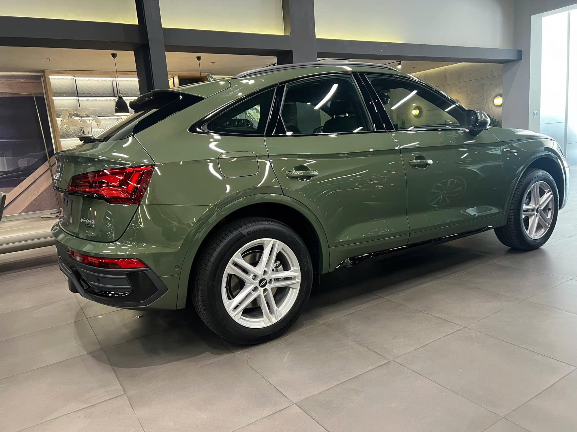 Audi Q5 Sportback về đại lý: Bản Black Edition, màu giống A8L, giá 2,49 tỷ đồng, rẻ cả trăm triệu so với X4 và GLC 300 Coupe - Ảnh 3
