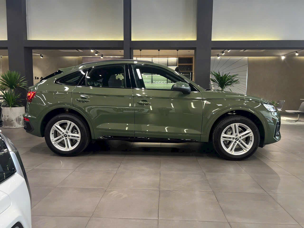 Audi Q5 Sportback về đại lý: Bản Black Edition, màu giống A8L, giá 2,49 tỷ đồng, rẻ cả trăm triệu so với X4 và GLC 300 Coupe - Ảnh 4