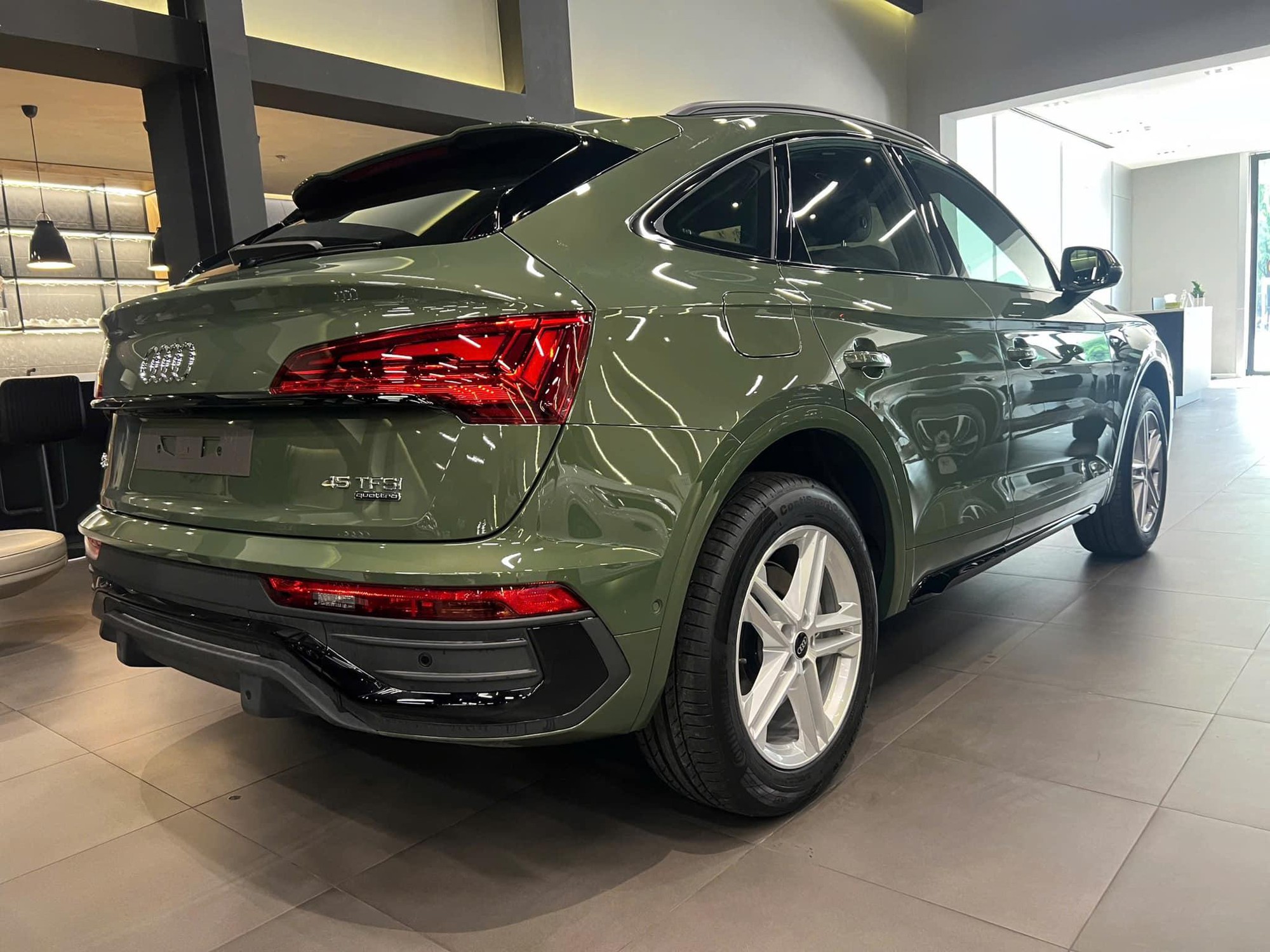 Audi Q5 Sportback về đại lý: Bản Black Edition, màu giống A8L, giá 2,49 tỷ đồng, rẻ cả trăm triệu so với X4 và GLC 300 Coupe - Ảnh 2