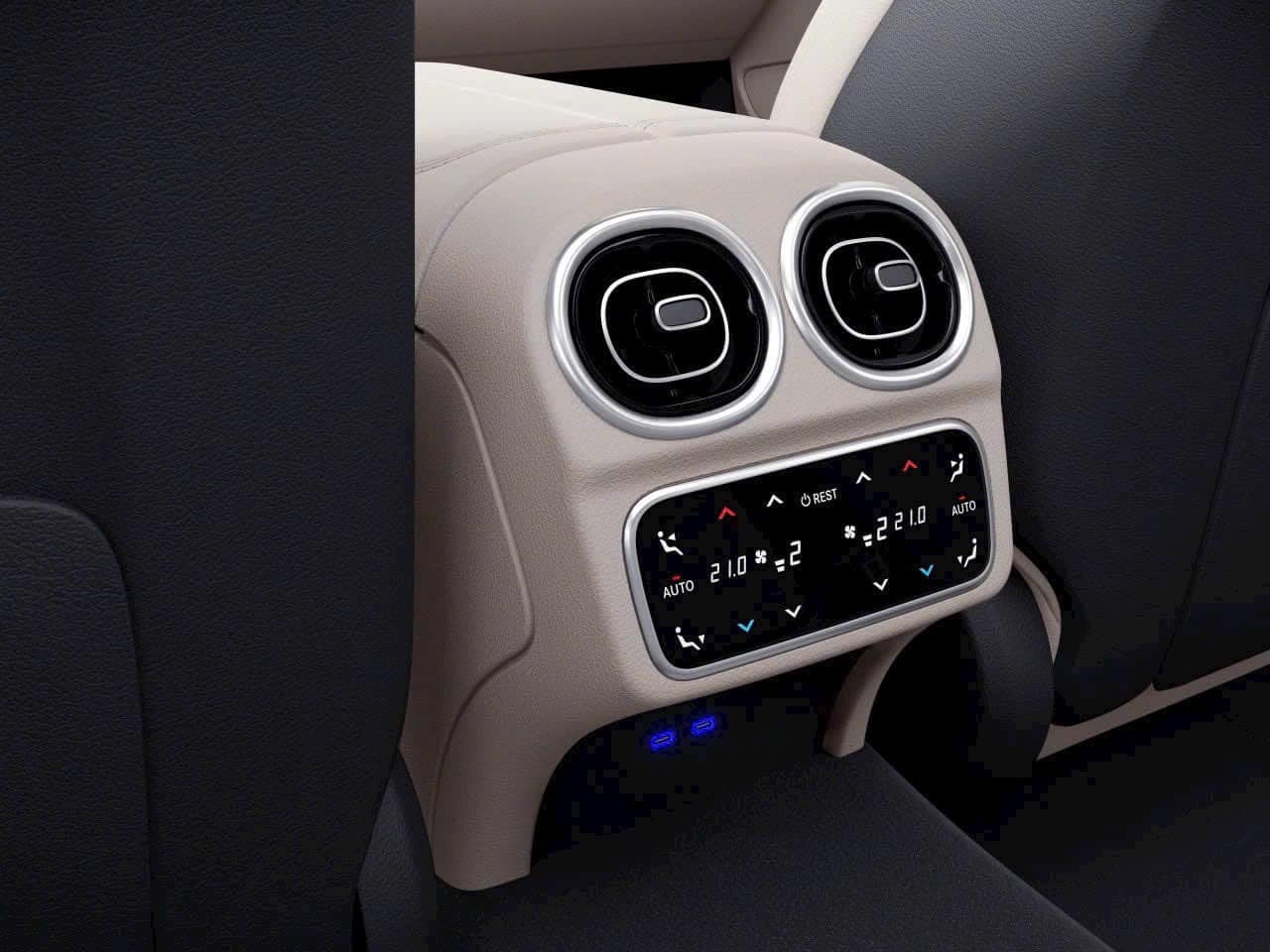 Mercedes-Benz C 300 AMG nâng cấp tại Việt Nam: Giá 2,134 tỷ, thêm trang bị như C 43, đấu 330i - Ảnh 3