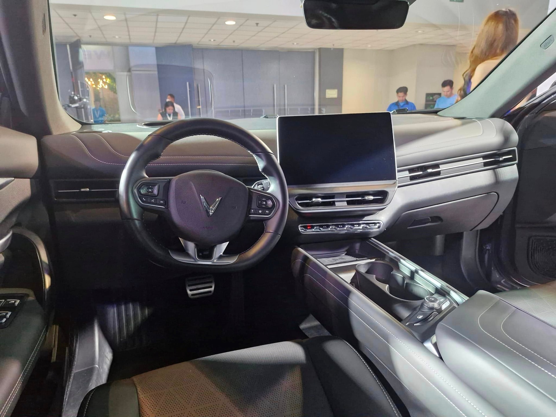 VinFast chính thức mở bán VF 7 tại Philippines, giá bán từ 644 triệu đồng - Ảnh 3