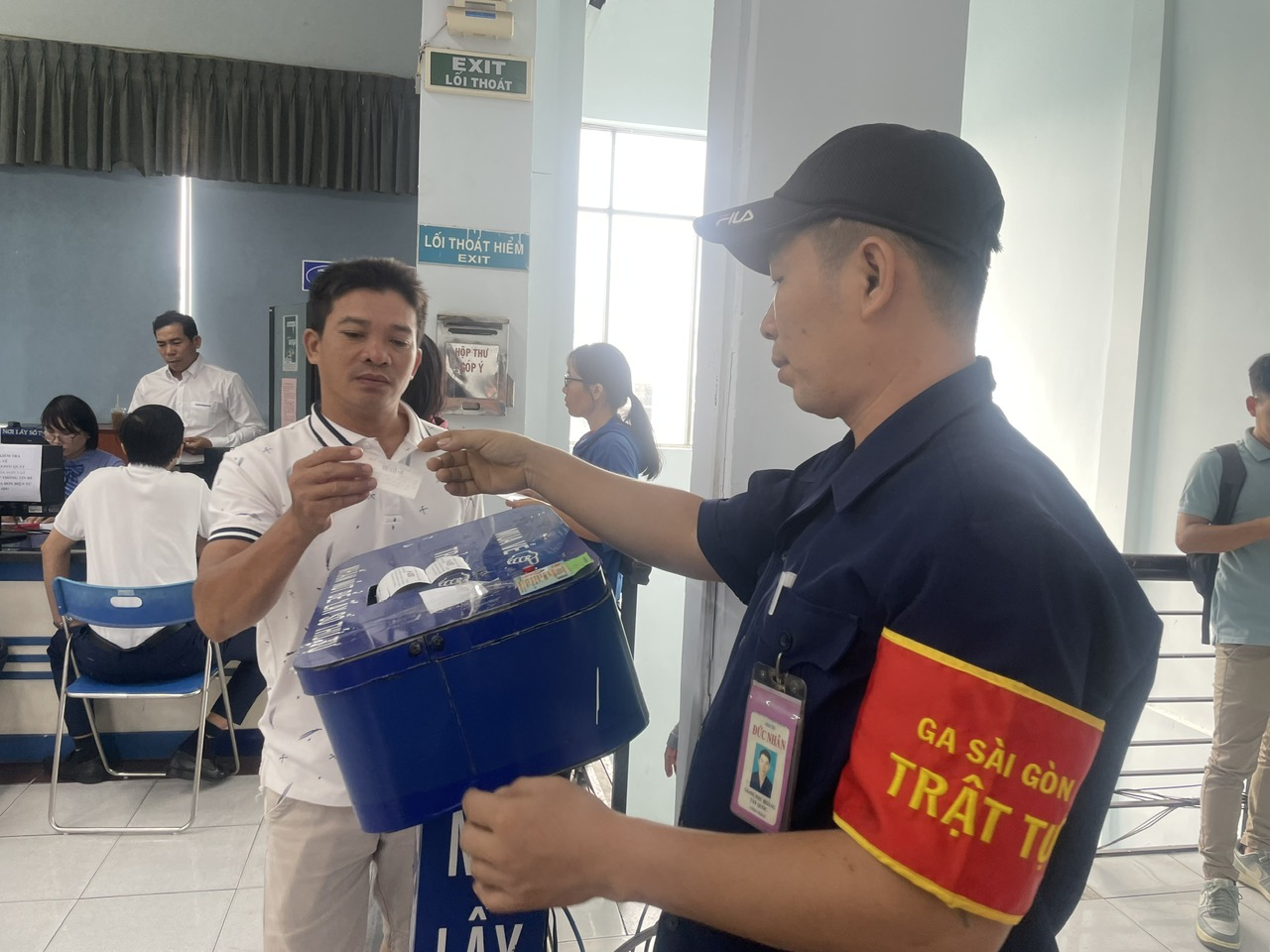 Ngày đầu bán vé tàu Tết: Nhiều người đến ga từ 3 giờ sáng, 21.000 vé hết vèo trong 90 phút - Ảnh 1