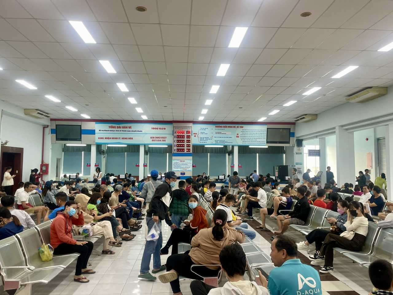 Ngày đầu bán vé tàu Tết: Nhiều người đến ga từ 3 giờ sáng, 21.000 vé hết vèo trong 90 phút - Ảnh 3