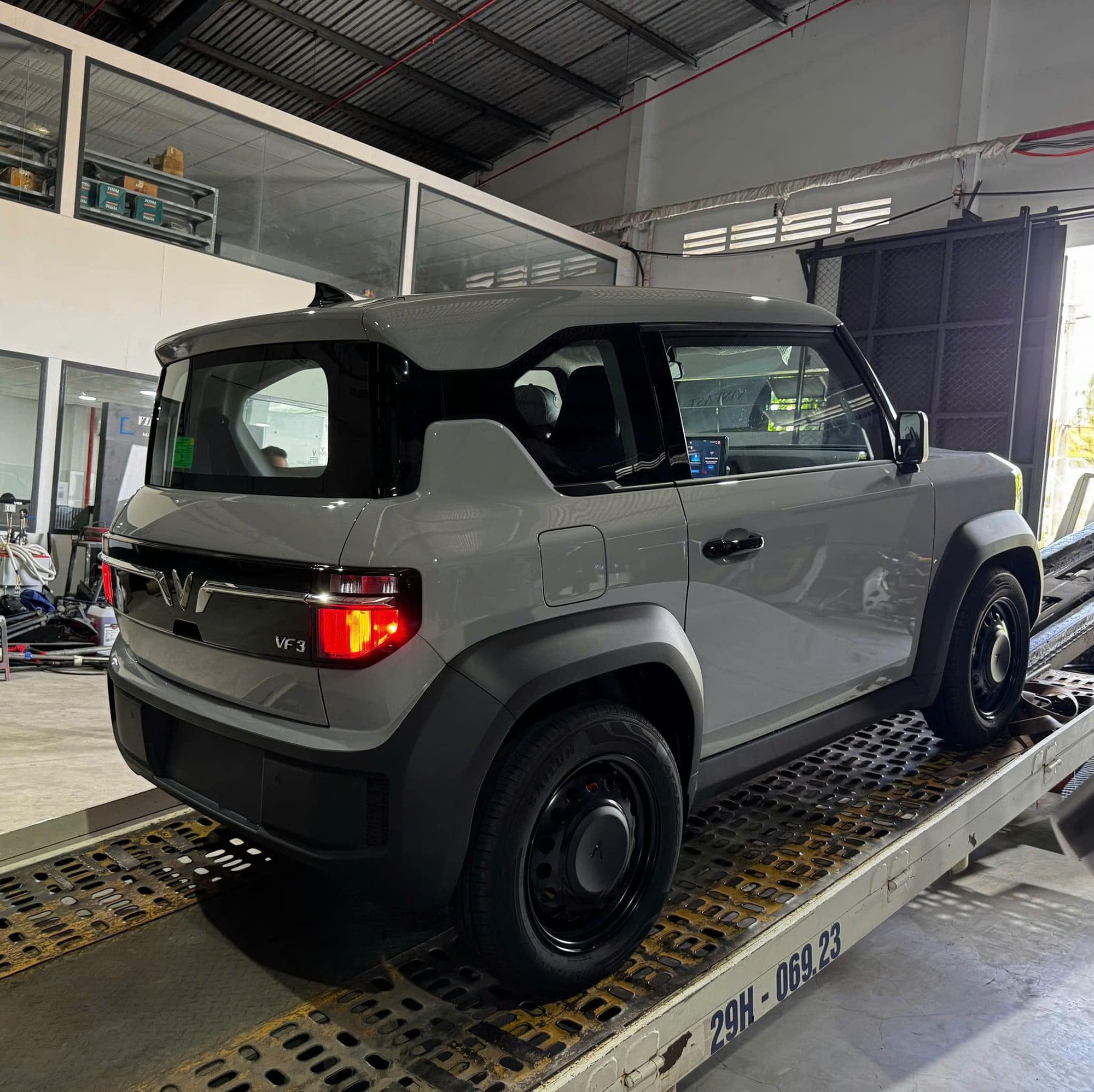 VinFast VF 3 chạy 200 km rao bán với giá khó tin, cư dân mạng: 'Thà cố đợi sang năm có xe mới' - Ảnh 3