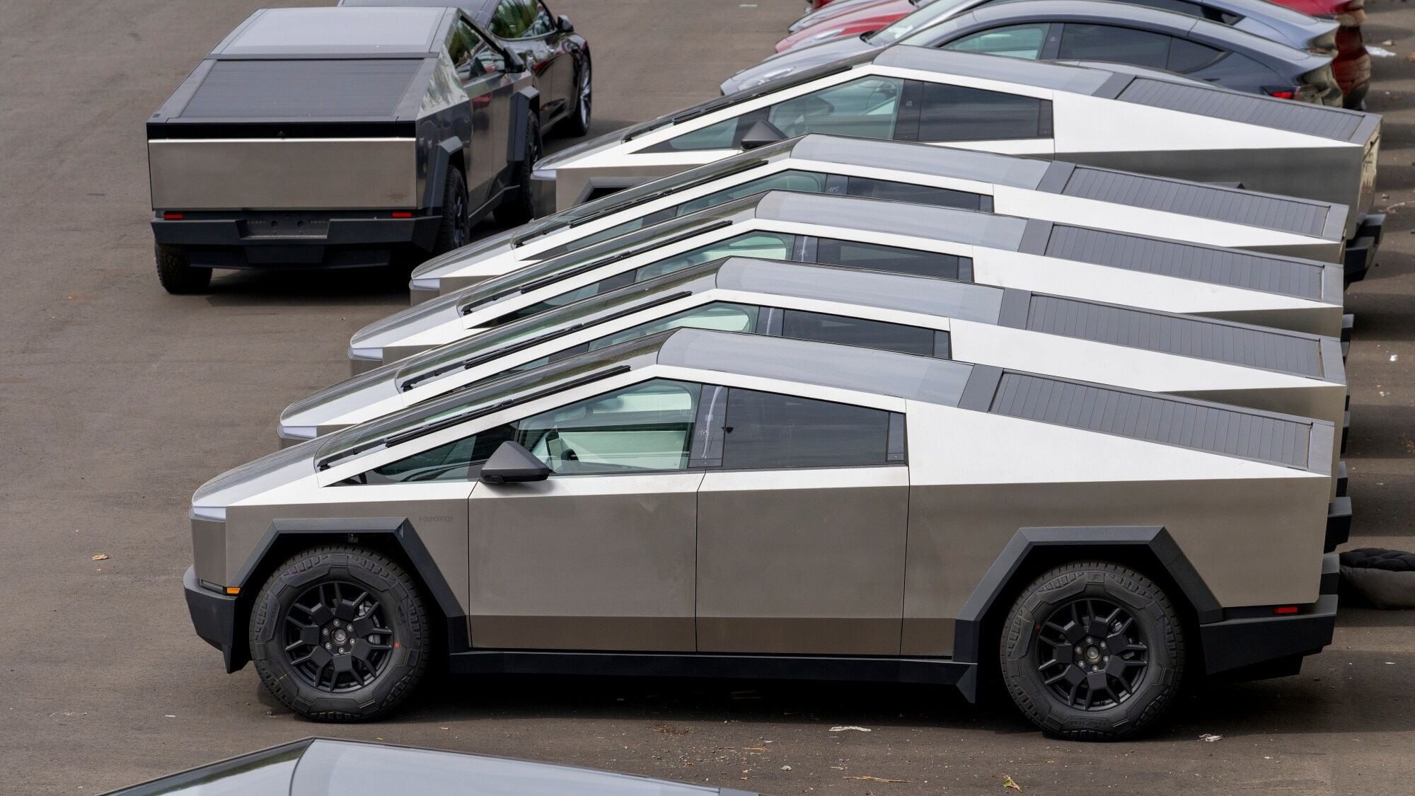 Chưa đầy một năm bán ra, Tesla Cybertruck đã phải tổ chức đợt triệu hồi thứ 5 - Ảnh 4