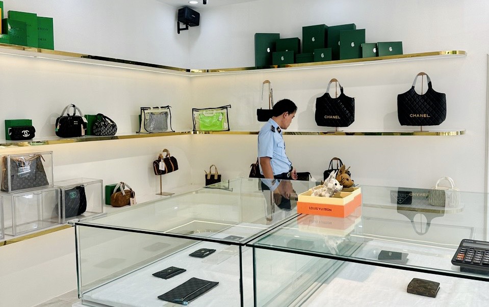 Nhiều cửa hàng thời trang tại Đà Nẵng bị xử phạt trước ngày 20-10 - Ảnh 1