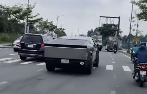 Bắt trọn Tesla Cybertruck đầu tiên lăn bánh trên đường phố Việt Nam: Lập tức gây tranh cãi về thiết kế, nhưng biển số là thứ đáng quan tâm - Ảnh 1