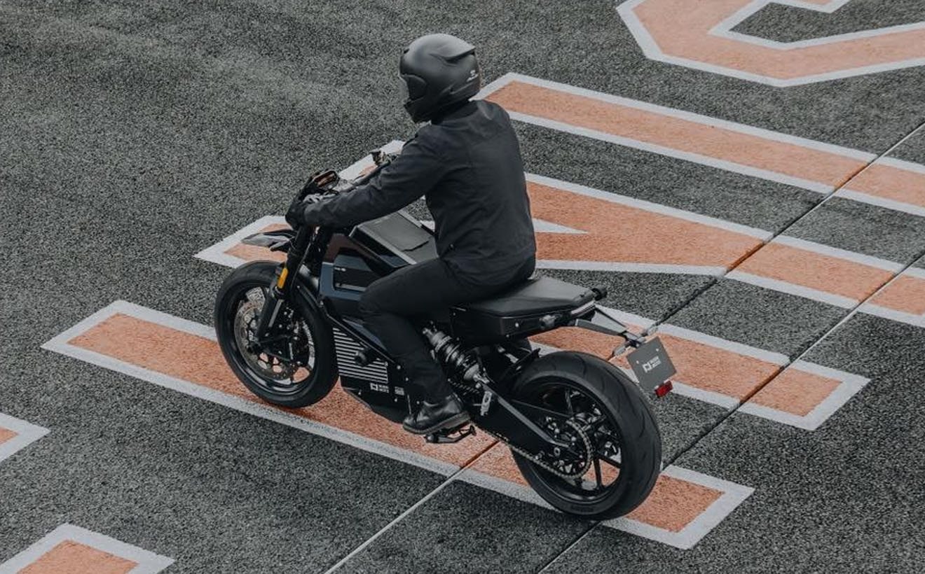 Xe máy điện Việt khỏe như ô tô ra mắt, dân mạng nước ngoài trầm trồ vì thiết kế và nhiều thứ 'ăn điểm' - Ảnh 1