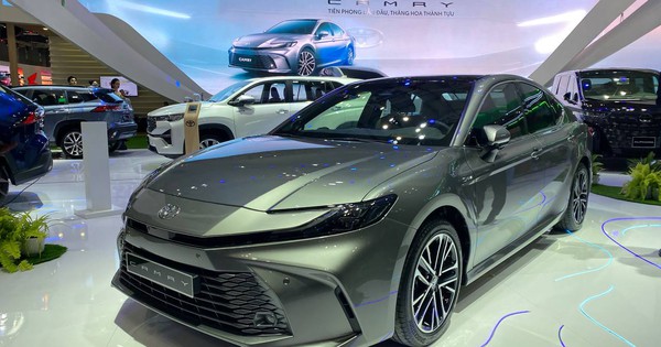 Toyota Camry 2025 ra mắt Việt Nam: Giá cao nhất 1,53 tỷ, có cả xăng và hybrid, đắt nhưng vẫn không sợ Mazda6, Accord