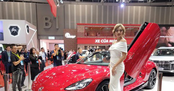 'Bóng hồng' khoe sắc tại Vietnam Motor Show 2024