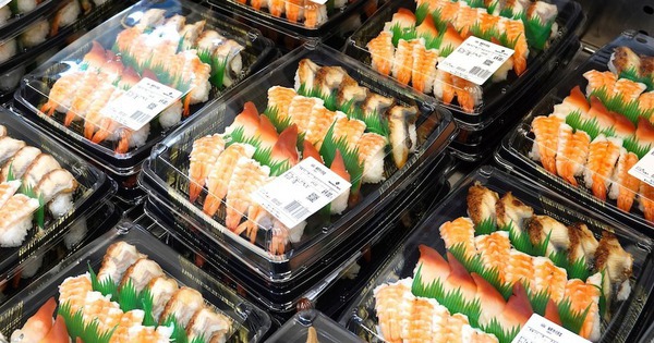 Mấy cái hộp nhựa đen đựng sushi trong siêu thị, trông thì ngon, nhưng độc hại cỡ nào?