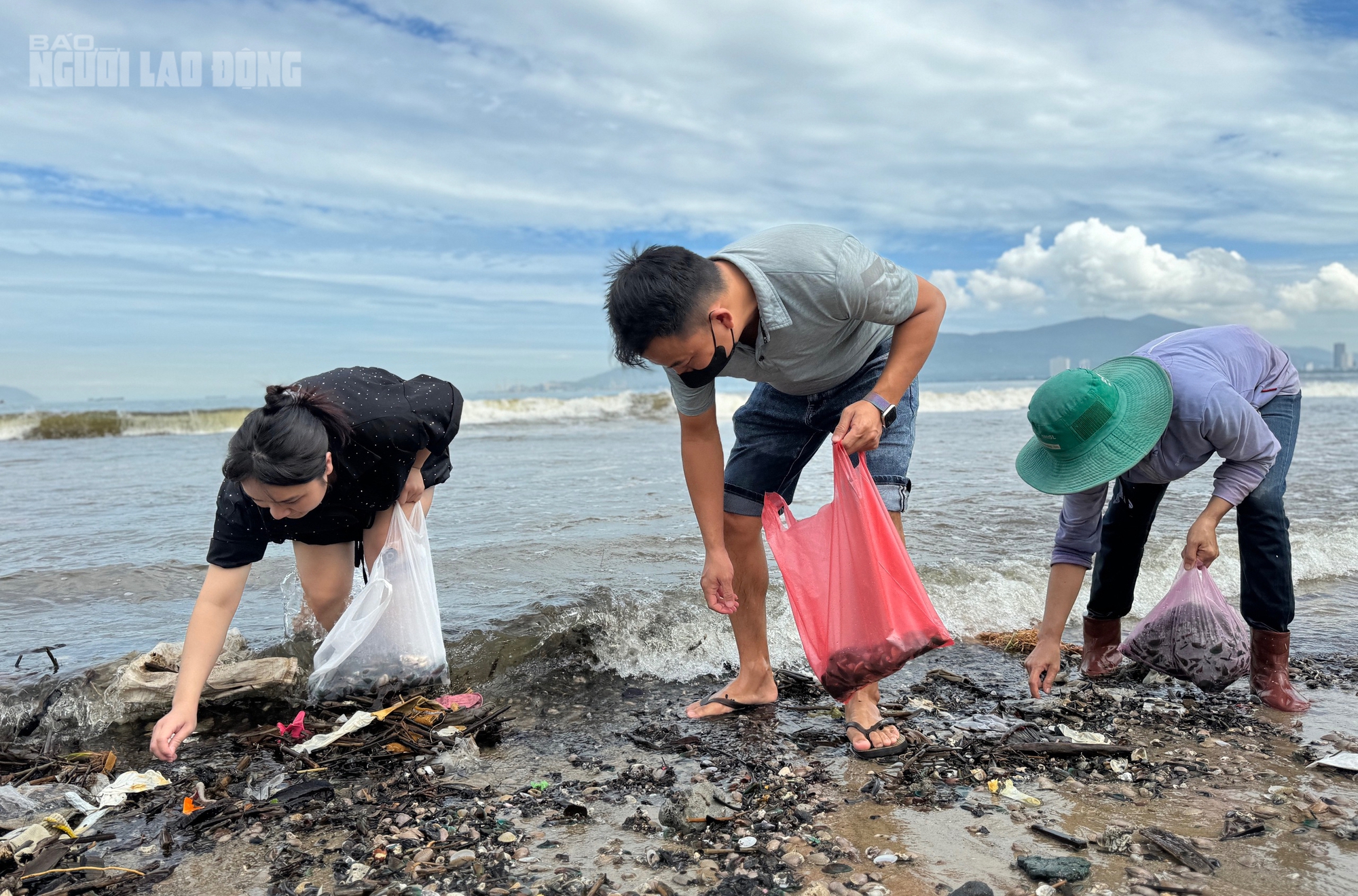 CLIP: Đổ xô ra biển Đà Nẵng nhặt vẹm xanh, sò huyết, cua.. sau bão số 6 - Ảnh 2