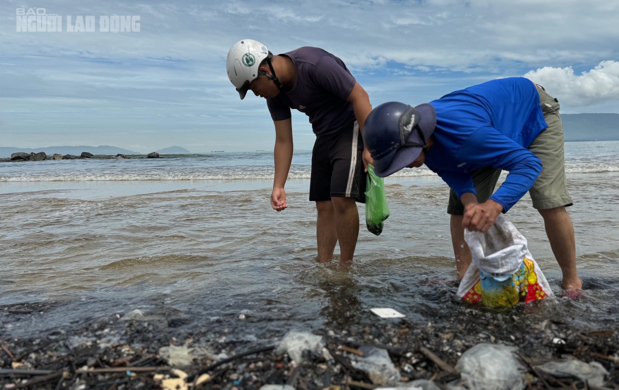 CLIP: Đổ xô ra biển Đà Nẵng nhặt vẹm xanh, sò huyết, cua.. sau bão số 6 - Ảnh 3