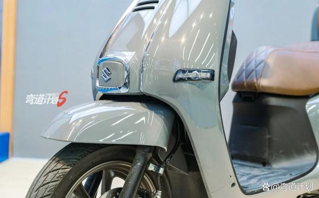 Tân binh của Suzuki: Đẹp ngang Vespa mà giá chỉ bằng một nửa, 'ăn' ít xăng hơn xe ga tiết kiệm nhất VN - Ảnh 3