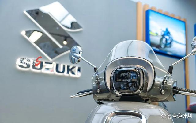 Tân binh của Suzuki: Đẹp ngang Vespa mà giá chỉ bằng một nửa, 'ăn' ít xăng hơn xe ga tiết kiệm nhất VN - Ảnh 4