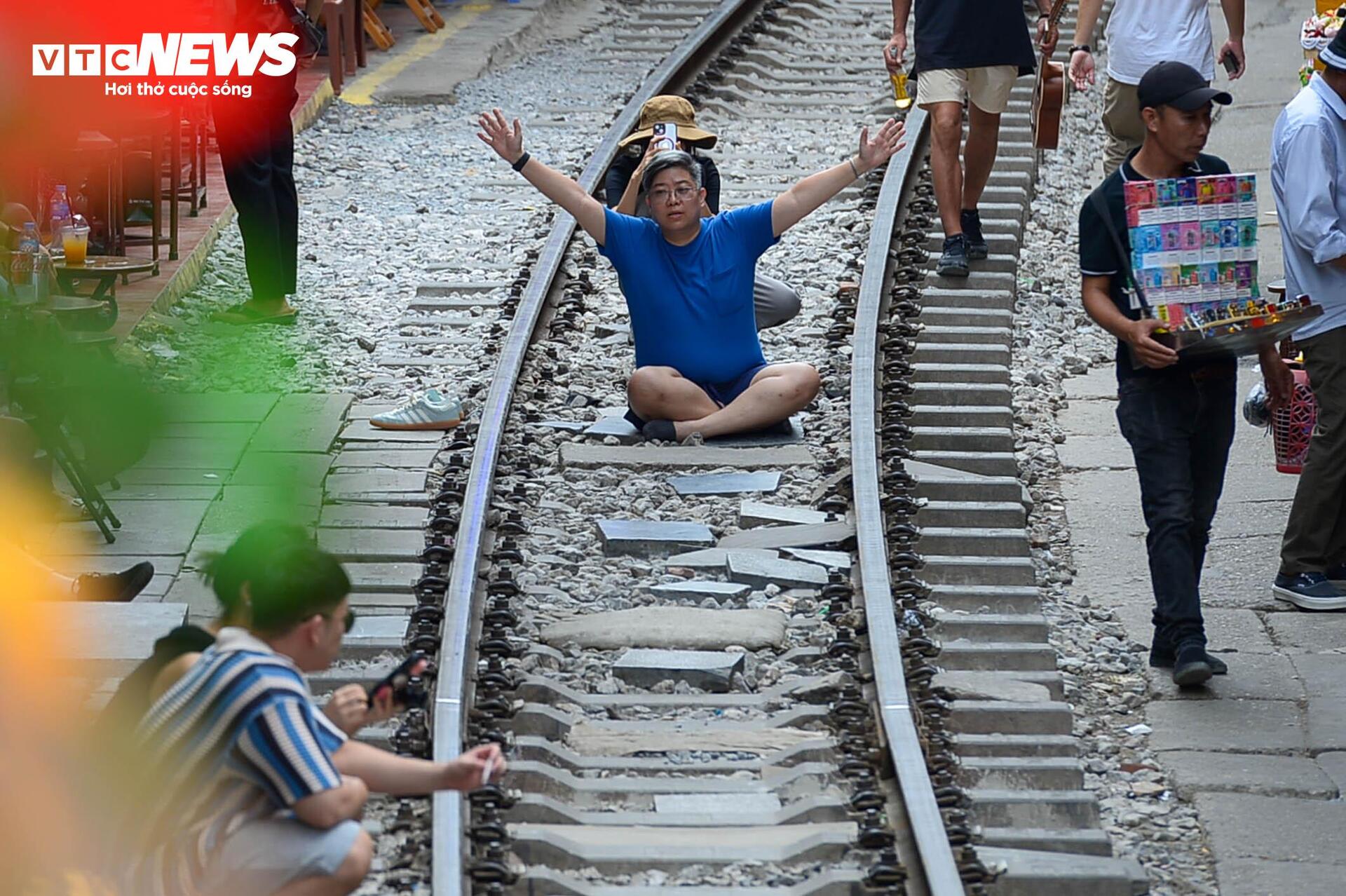 Phố cà phê đường tàu càng cấm càng đông, cấm chỗ này lại mọc chỗ khác - Ảnh 13