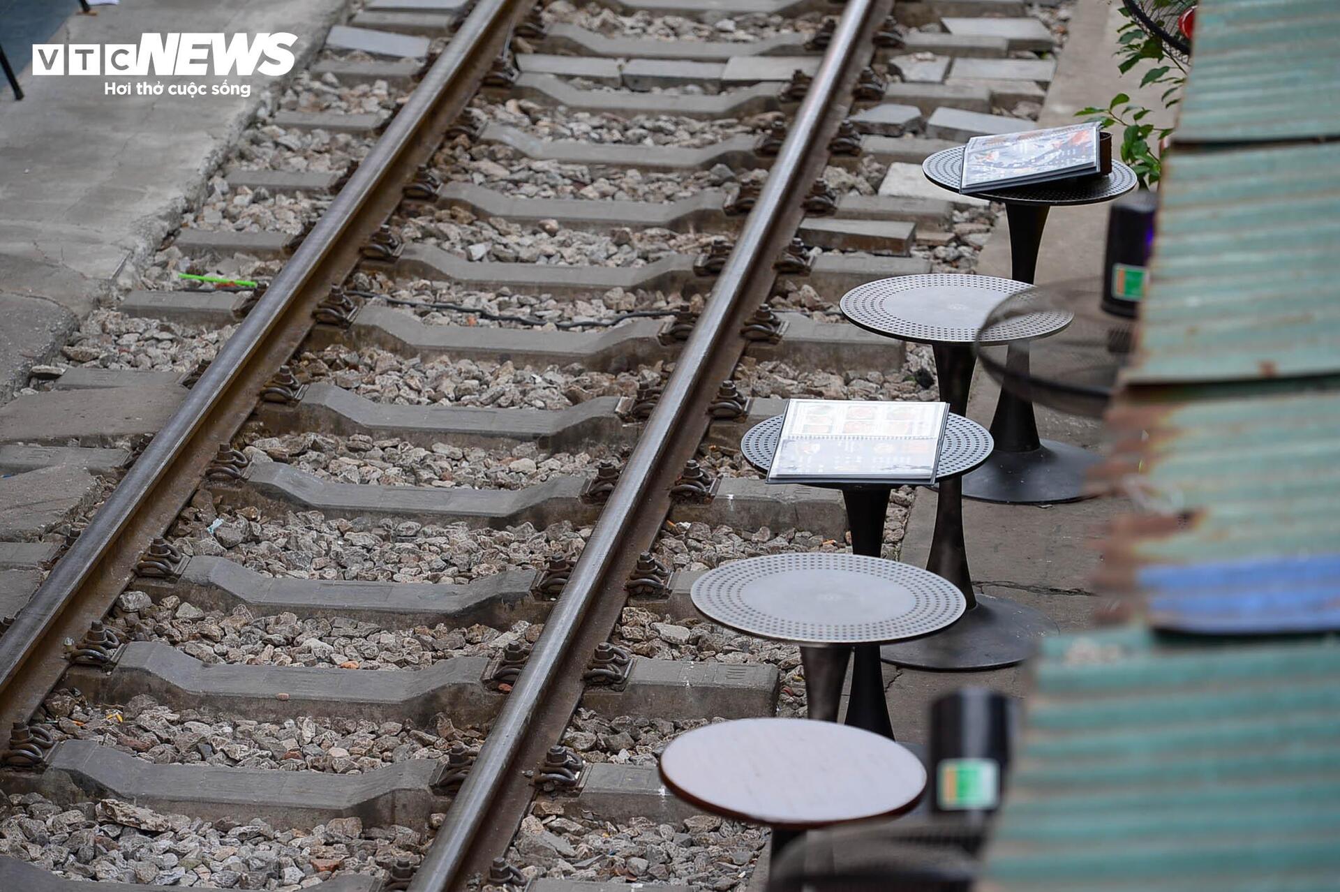 Phố cà phê đường tàu càng cấm càng đông, cấm chỗ này lại mọc chỗ khác - Ảnh 10