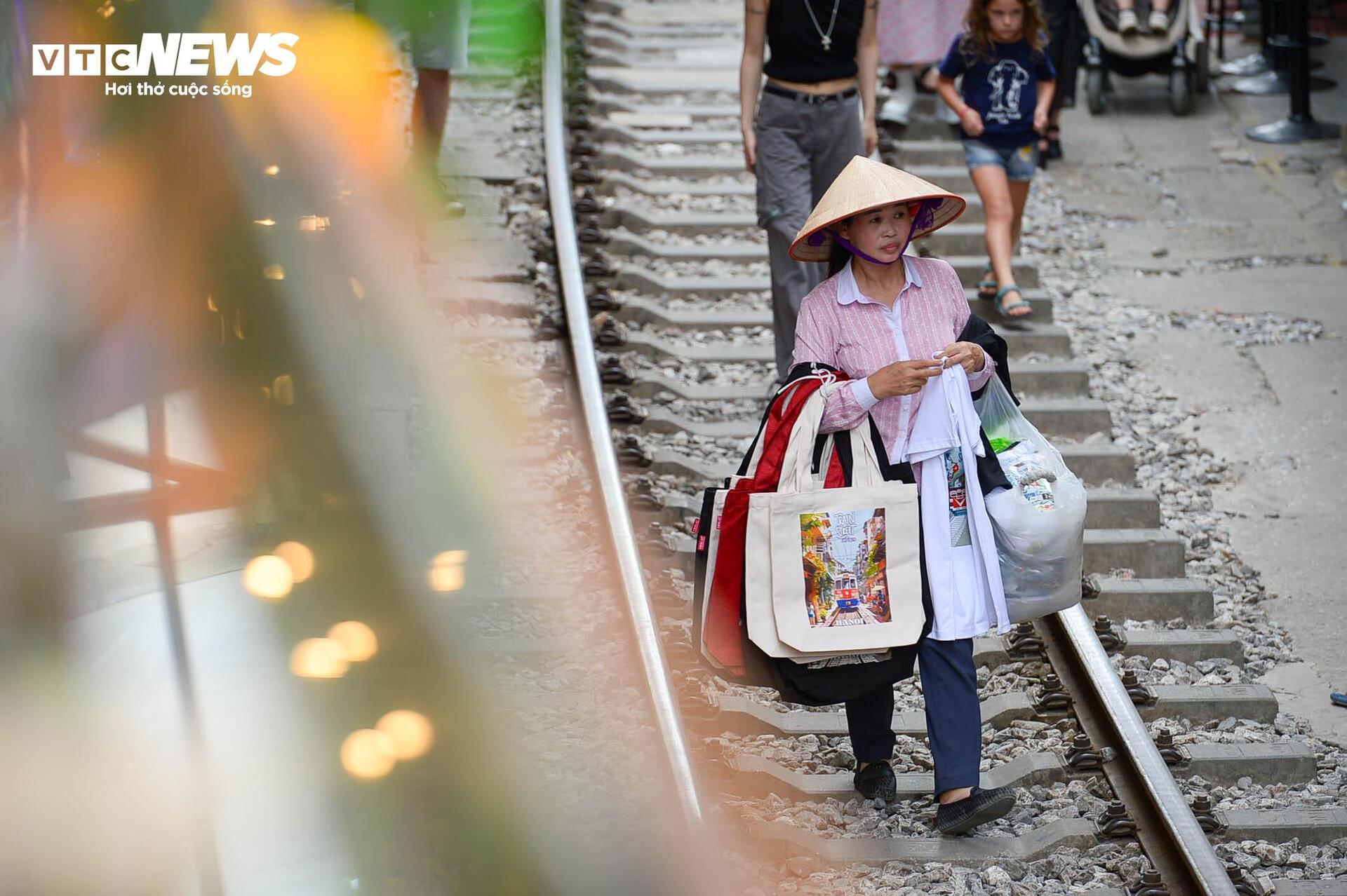 Phố cà phê đường tàu càng cấm càng đông, cấm chỗ này lại mọc chỗ khác - Ảnh 15