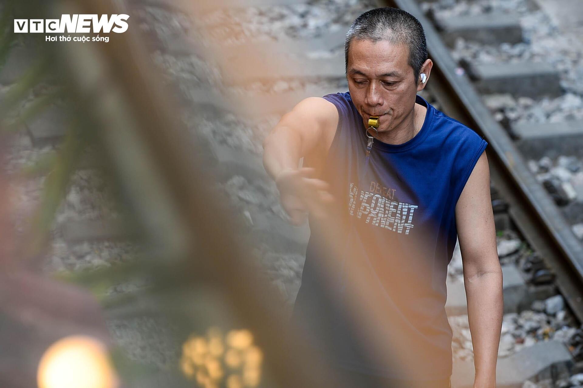 Phố cà phê đường tàu càng cấm càng đông, cấm chỗ này lại mọc chỗ khác - Ảnh 5