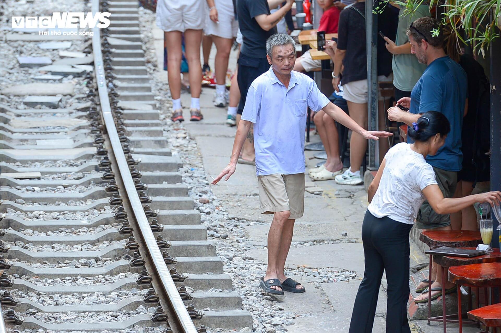 Phố cà phê đường tàu càng cấm càng đông, cấm chỗ này lại mọc chỗ khác - Ảnh 6