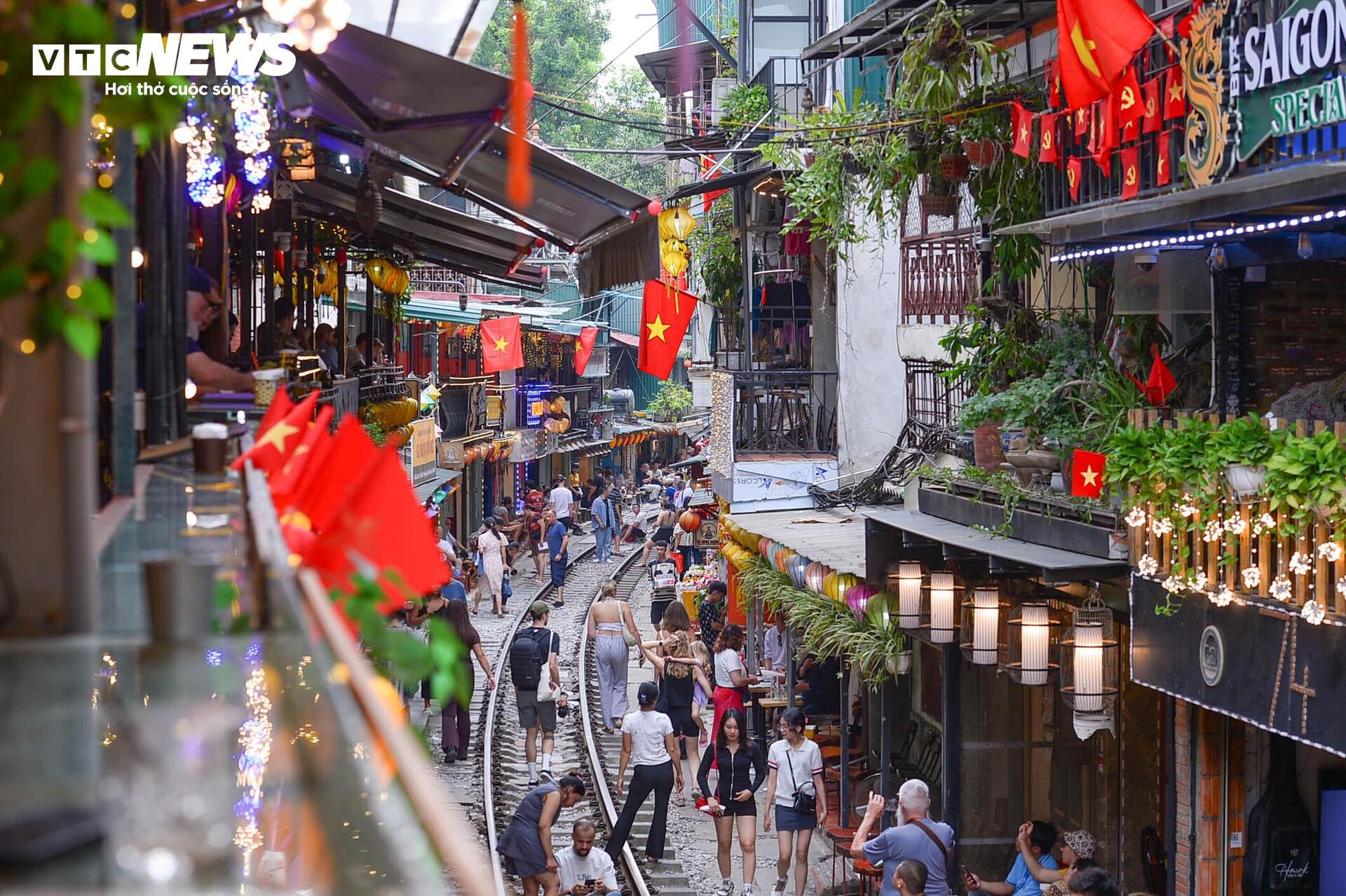 Phố cà phê đường tàu càng cấm càng đông, cấm chỗ này lại mọc chỗ khác - Ảnh 8